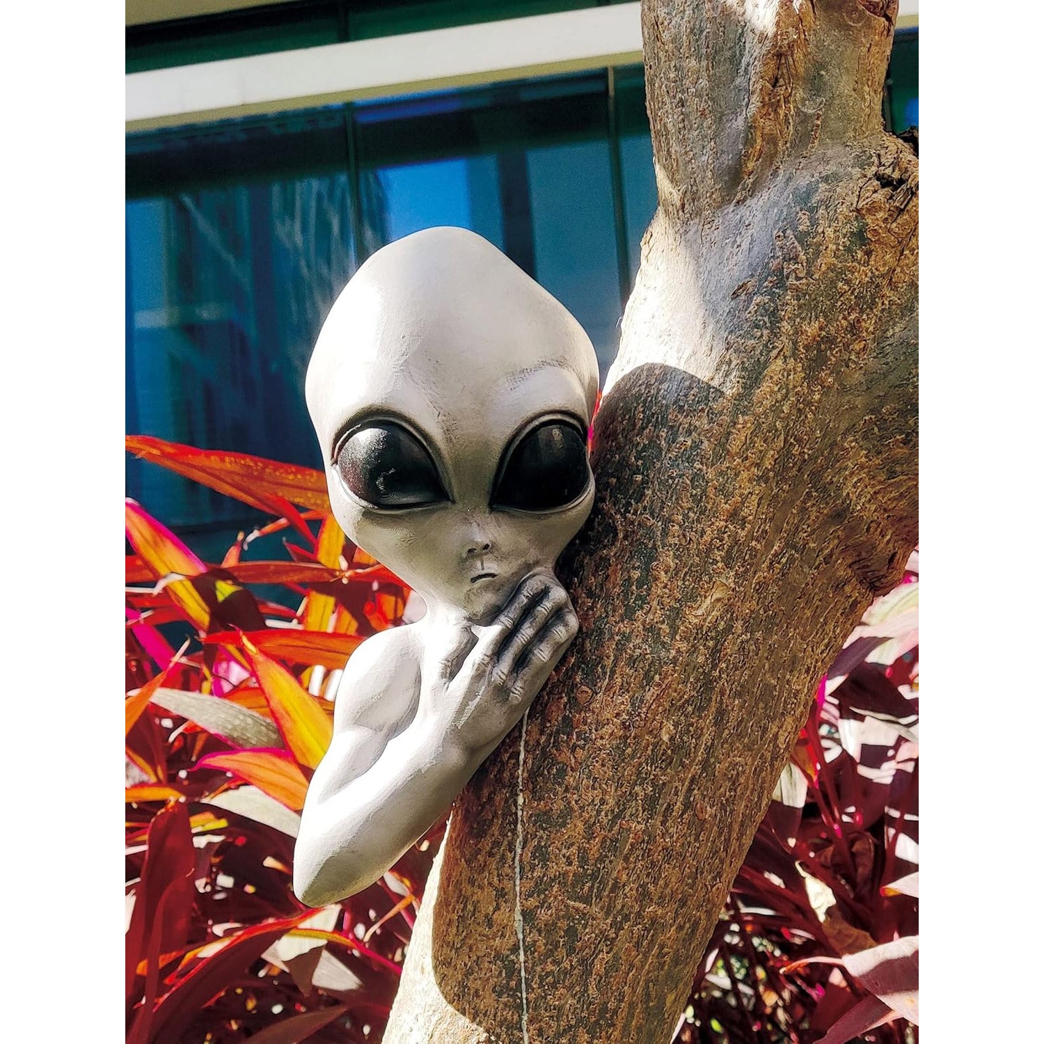 Alien Tree Peeker Outdoor Decoration